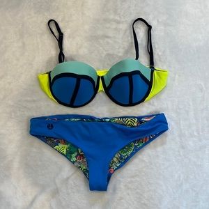 Never Worn Maaji Reversible Blue Bikni Size Large